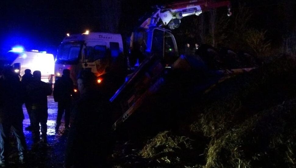 Türkiye'de kazaya müdahale eden polislere tır çarptı: Bir polis şehit oldu, bir polis yaralandı