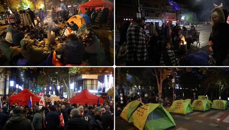 Gürcistan'da seçim sonuçlarını kabul etmeyen muhalifler Tiflis'te bir caddeyi trafiğe kapattı