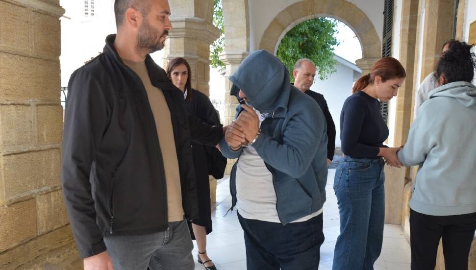 Araçlarından 12 gram uyuşturucu bulunan zanlılar 6 gün daha tutuklu kalacak