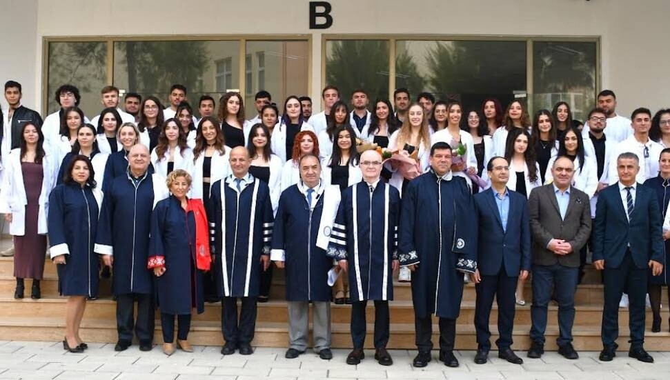 DAÜ Diş Hekimliği Fakültesi beyaz önlük giydirme töreni gerçekleştirdi