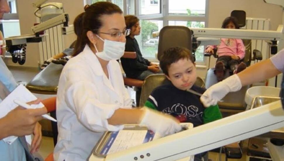 DAÜ Diş Hekimliği Fakültesi 3 Aralık Dünya Engelliler Günü kapsamında açıklamalarda bulundu.