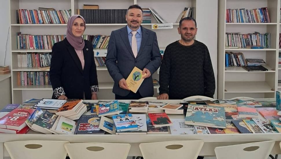 Samaty Vakfı’ndan Canbulat Özgürlük Ortaokulu’na anlamlı kitap bağışı