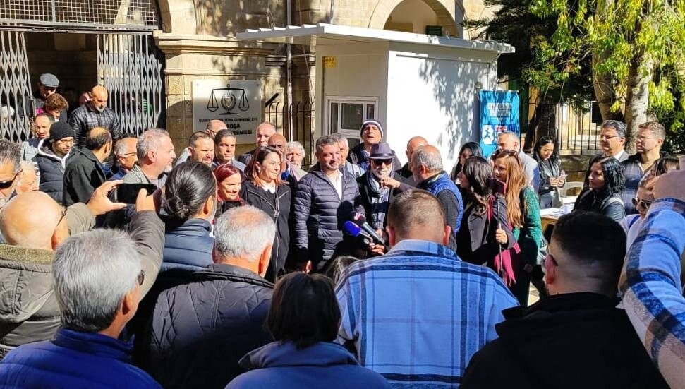 Basın-Sen ve Gazeteciler Birliği: Halkı, ifade özgürlüğüne sahip çıkmak için Lefkoşa Kaza Mahkemesi'ne davet ediyoruz