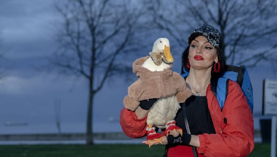 "Zeze" adını verdiği ördeğine evladı gibi bakıyor