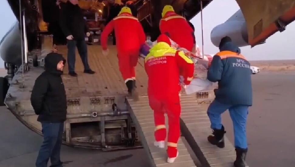 Rusya, Kazakistan'daki uçak kazasında yaralanan vatandaşlarını Moskova'ya naklediyor