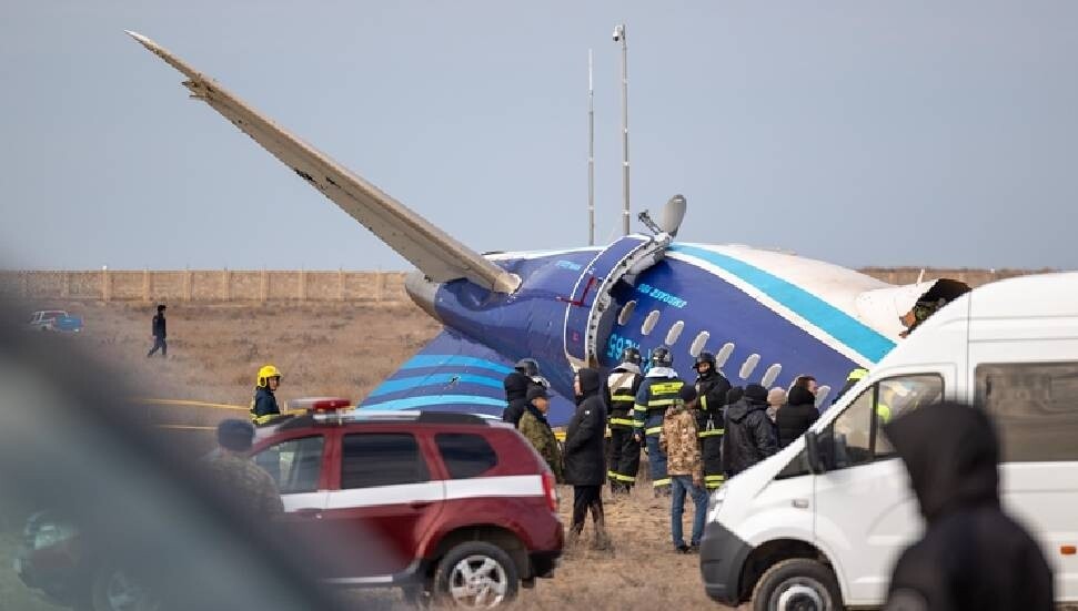 Azerbaycanlı yetkililer, Kazakistan'da düşen uçağın Rus füzesiyle vurulduğu iddialarını doğruladı