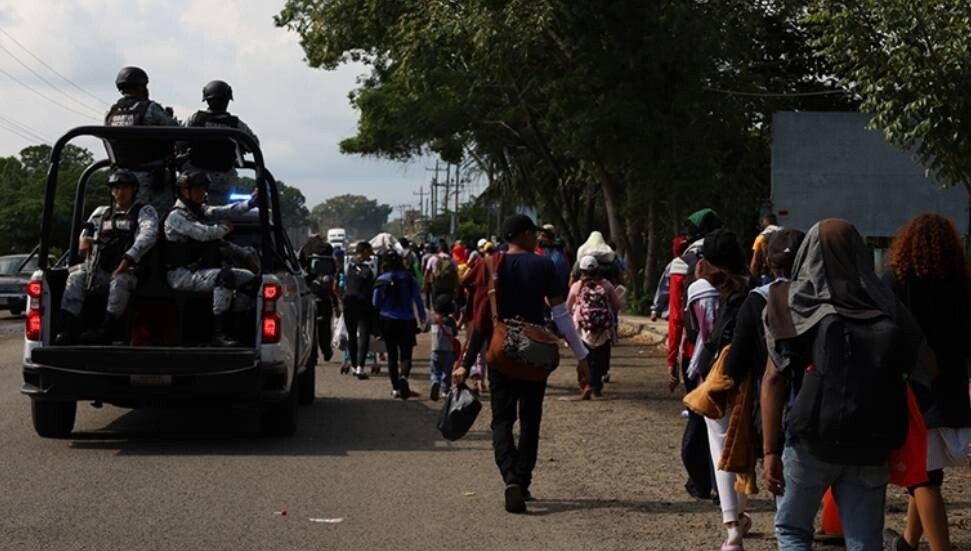 Meksika'dan yola çıkan 1500 kişilik yeni göçmen konvoyu ABD'ye doğru yola çıktı