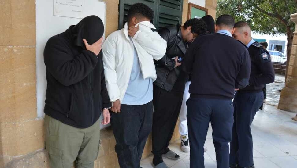 Süpermarketten kozmetik ürünü çaldılar: Teminata bağlandılar