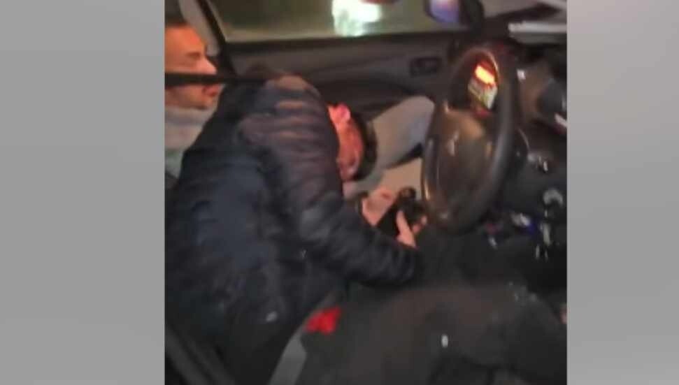 Ana yolda uyuyan şoför ve yolcuya narkotik baskını: İkisi de tutuklandı