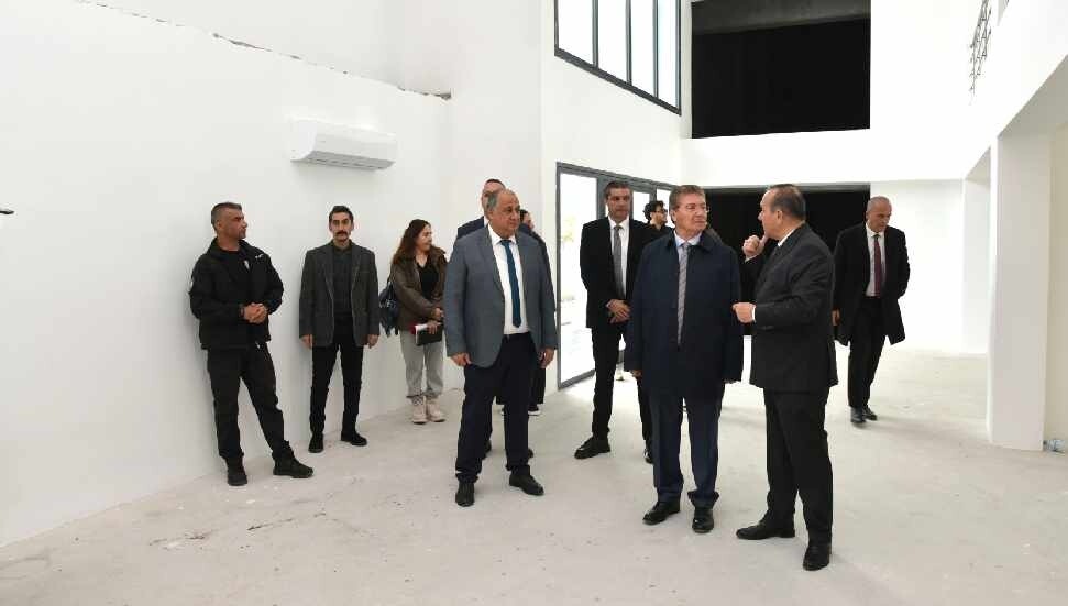 Ünal Üstel, yapımı süren tiyatro binasında incelemelerde bulundu