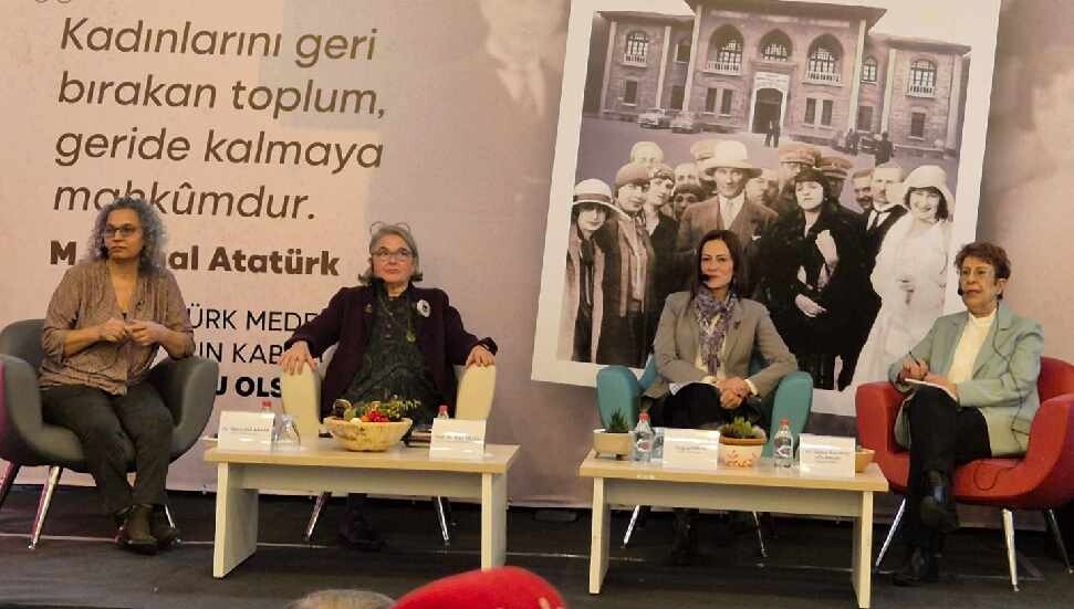 Doğuş Derya, İzmir’de “Medeni Kanunu Konuşuyoruz” başlıklı panelde konuştu