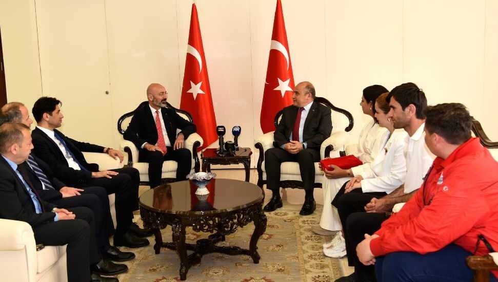 Başçeri, TEKNOFEST KKTC'ye katılan Türkiye Maarif Vakfı heyetini kabul etti