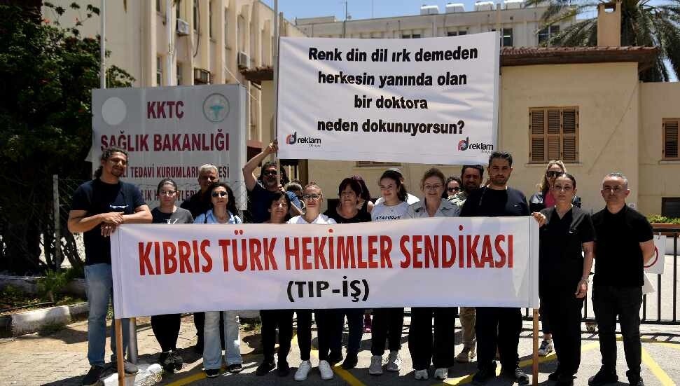 Tıp-İş, Sağlık Bakanlığı önünde açıklama yaptı: Yapılan görevlendirmeler derhal geri alınsın