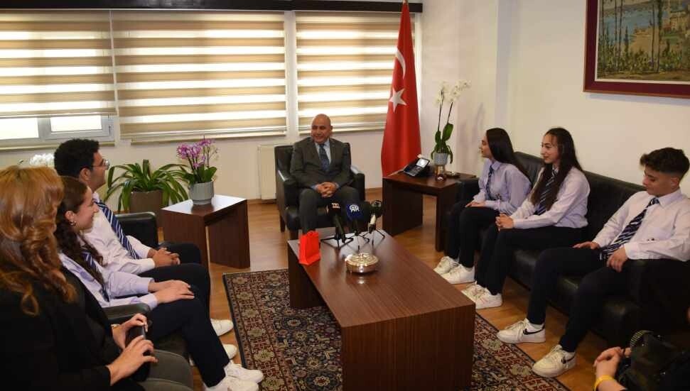 Ali Murat Başçeri, 20 Temmuz Fen Lisesi öğrencilerini kabul etti