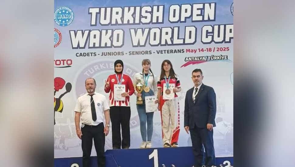 Kick Boks dünya ikincisi Hala Sultan İlahiyat Koleji öğrencisi Emine Öksüz!