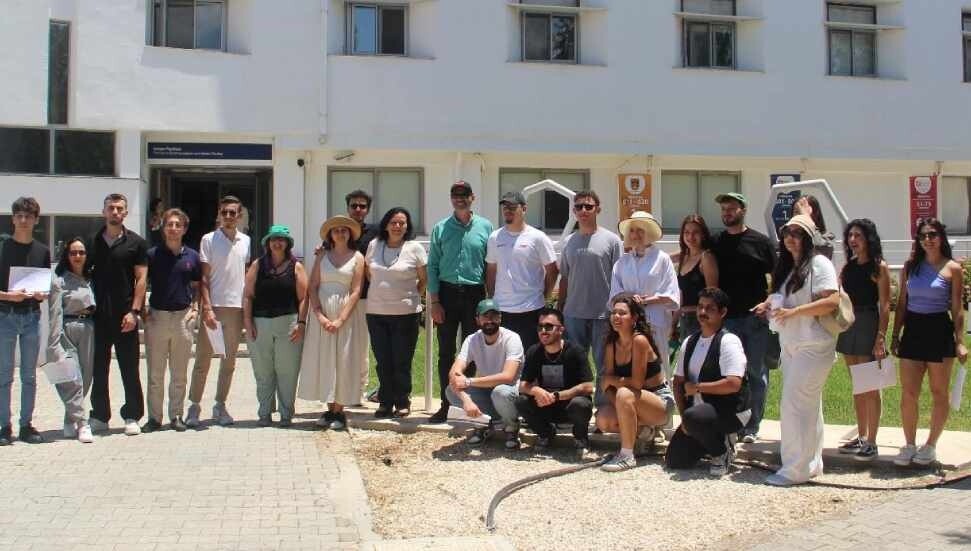 DAÜ Yeni Medya ve İletişim Bölümü’nden renkli ve anlamlı tören: Şapkanı al gel