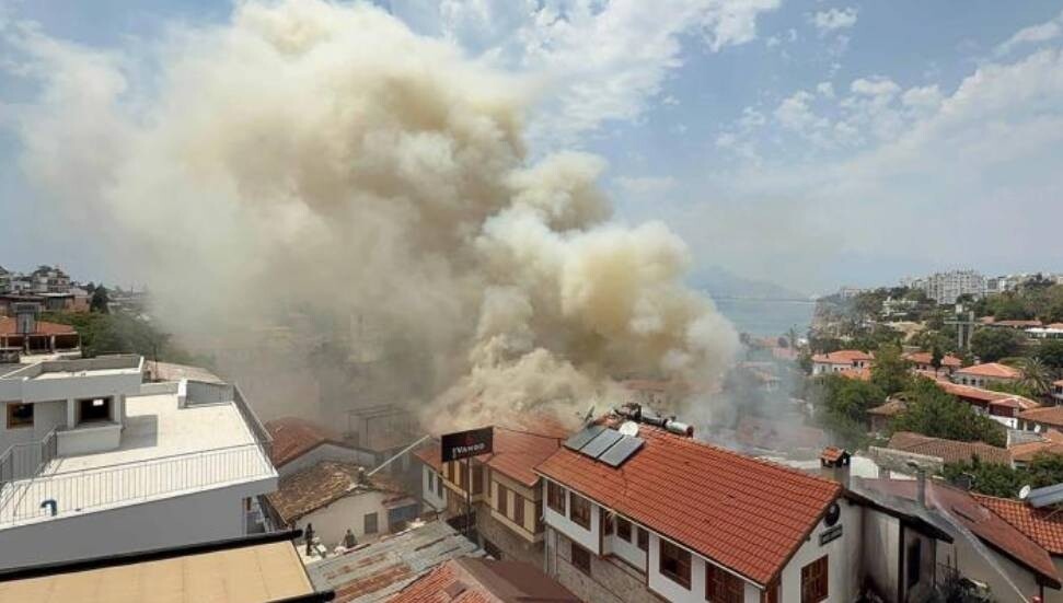 Antalya tarihi Kaleiçi'nde yangın