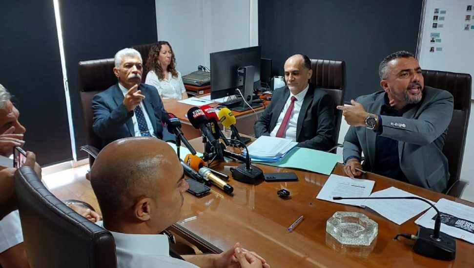 Serdaroğlu “Yasal değilsin”, Darbaz “Cahilsin, toplantıyı sabote ediyorsun” dedi