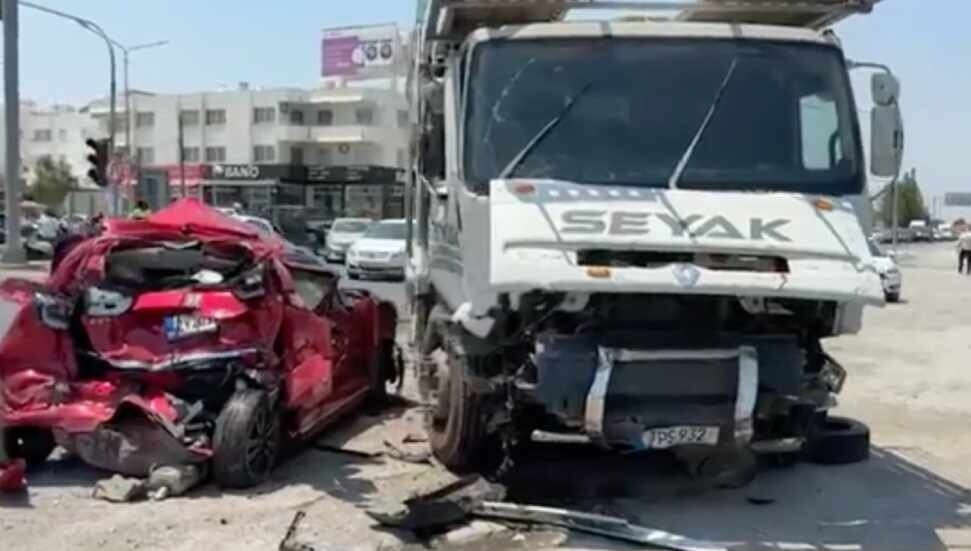 Yasaklı yerde U dönüşü yaptı: Zincirleme kazaya sebebiyet oldu