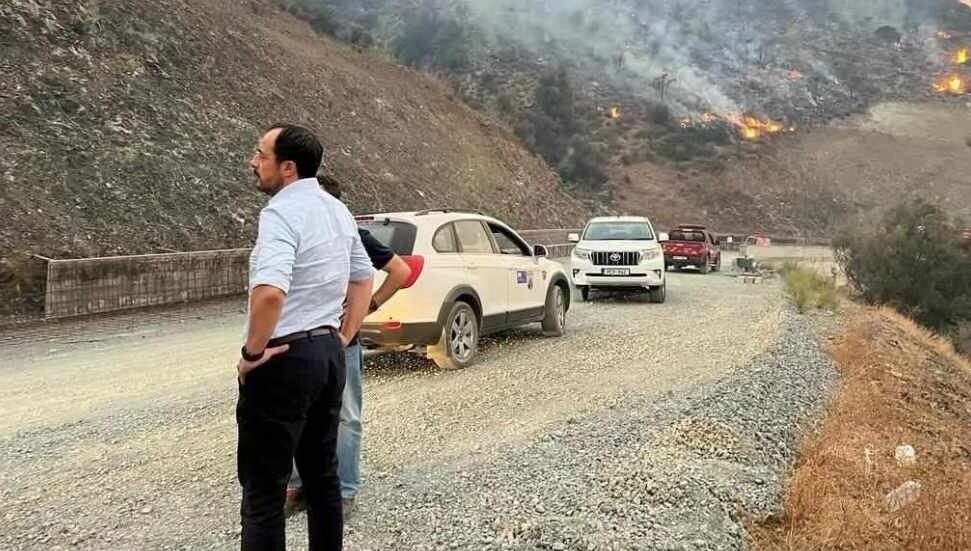 Hristodulidis: İtfaiye ekipleri ve tüm güçlerle yangınla mücadeleden çok tahliyeye odaklanıyoruz