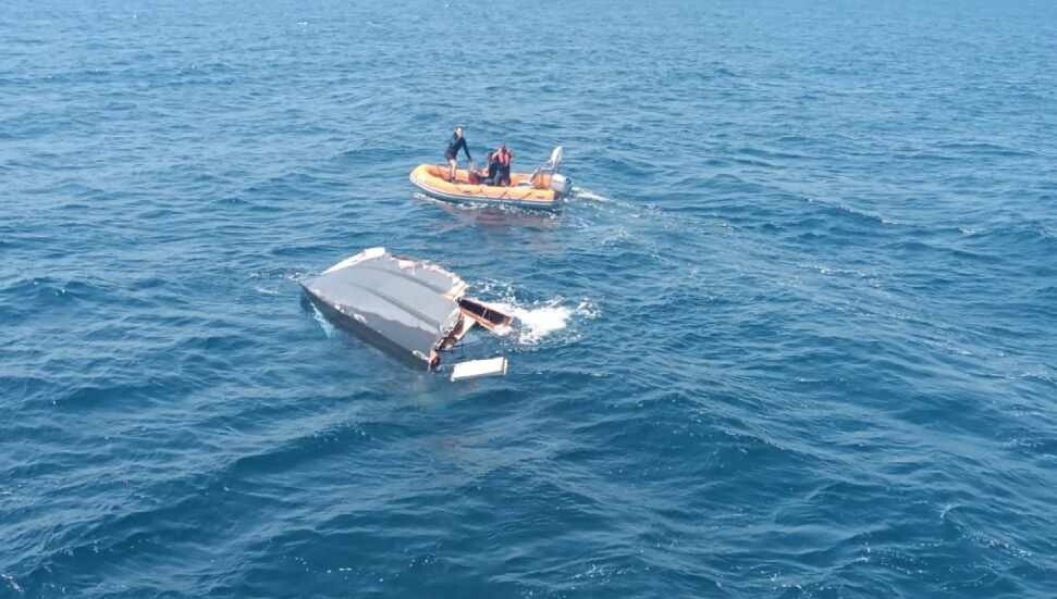 Marmara Adası açıklarında parçalanmış halde bulunan teknedeki kişi aranıyor