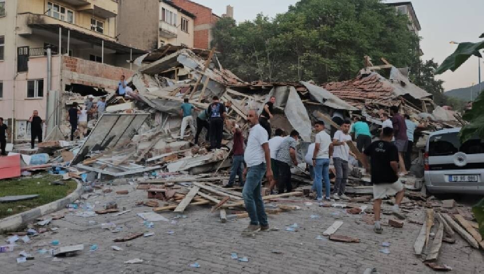 Balıkesir'de 6.1 büyüklüğünde deprem: İstanbul, İzmir ve Bursa'da da hissedildi