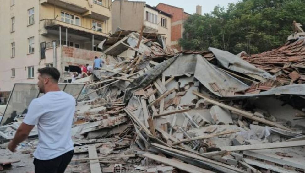 Bakan Yerlikaya: Depremde yıkılan binadaki 2 vatandaş kurtarıldı