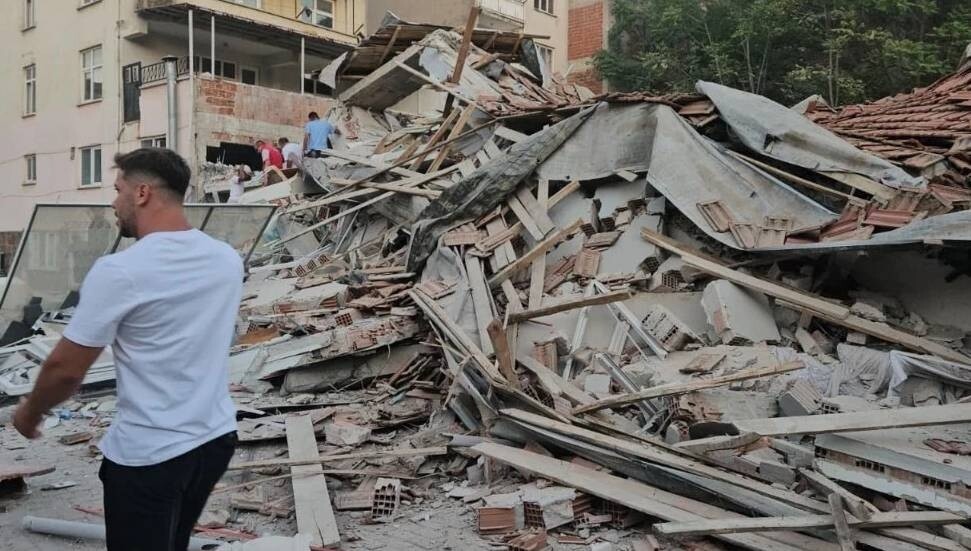 Balıkesir Sındırgı'da 6,1 büyüklüğünde deprem: 1 kişi hayatını kaybetti, 29 kişi yaralandı