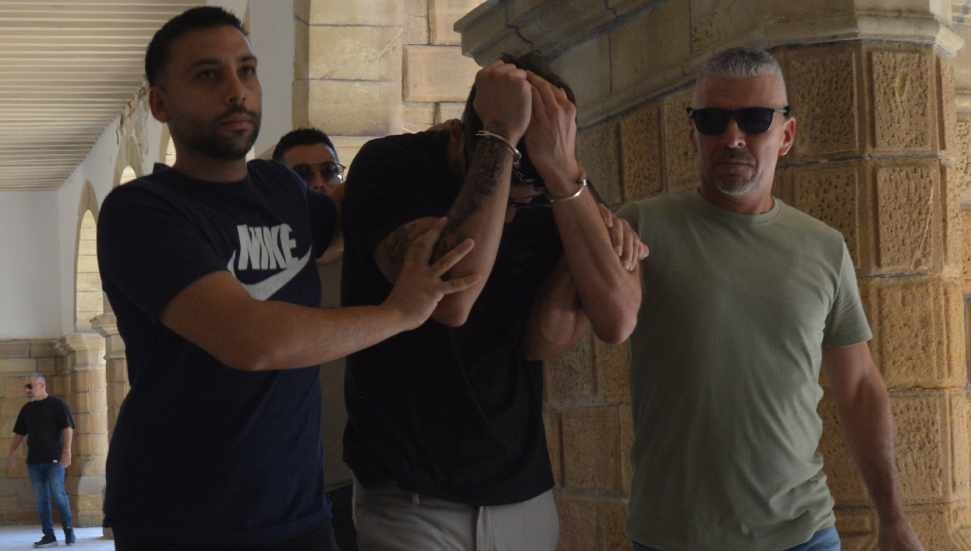 Polisi görünce aracını kilitledi, kelepçeli kaçmaya çalıştı: 3 gün tutuklu