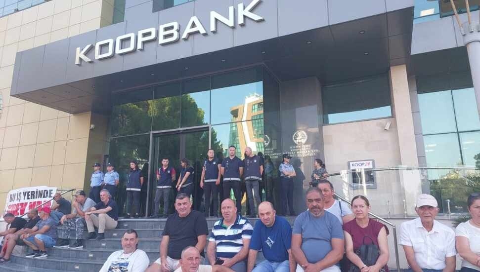 Koop-Sen'in süresiz grevi devam ediyor: Koopbank'ta da dayanışma amaçlı uyarı grevi yapılıyor