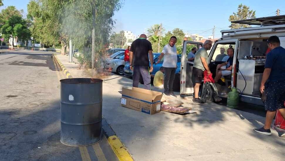 Koop-Sen’in grevi 9’uncu gününde başbakanlık önünde devam ediyor