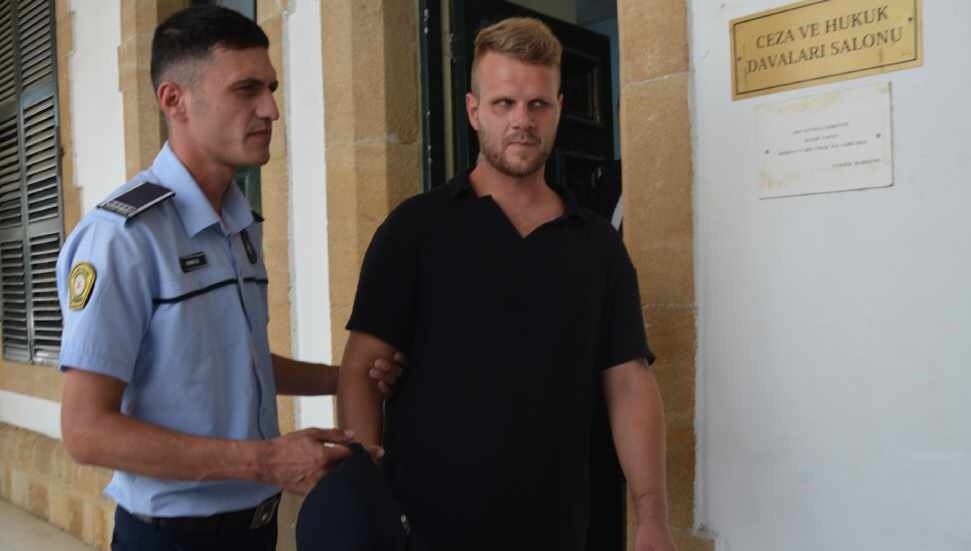 Bir kişinin evini bastı, polisi darbetti, uyuşturucuyla yakalandı: 1 yıl hapse mahkum edildi