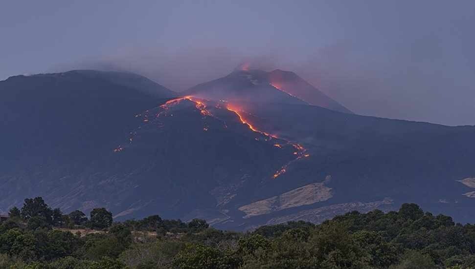Etna Yanardağı’nda patlama ve lav akışı sürüyor
