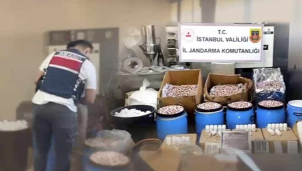 İstanbul'daki operasyonlarda 847 bin 600 uyuşturucu hap ele geçirildi, 2 şüpheli tutuklandı