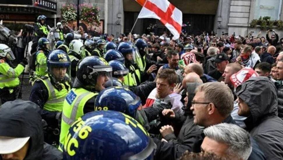 İngiltere'de aşırı sağcılar sokaklara döküldü: 25 kişi gözaltında