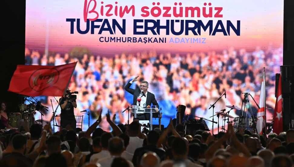 Erhürman’dan 'bayrak yok' iddialarına yanıt: Eskiden kalabalık yok derlerdi, şimdi bayrak yok diyorlar