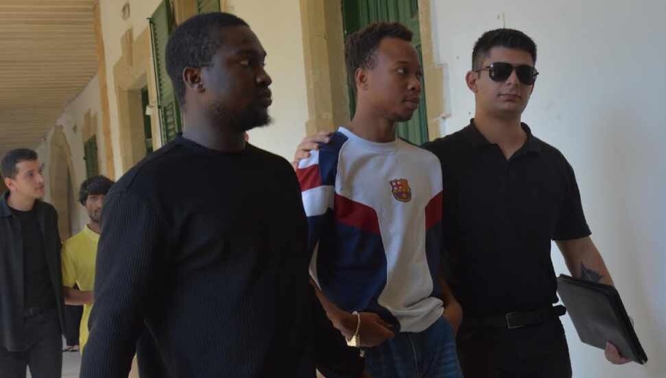 2, 3 ve 5 yıl boyunca ülkede ikamet izinsiz yaşadıkları tespit edilen zanlılar 7 gün tutuklu kalacak