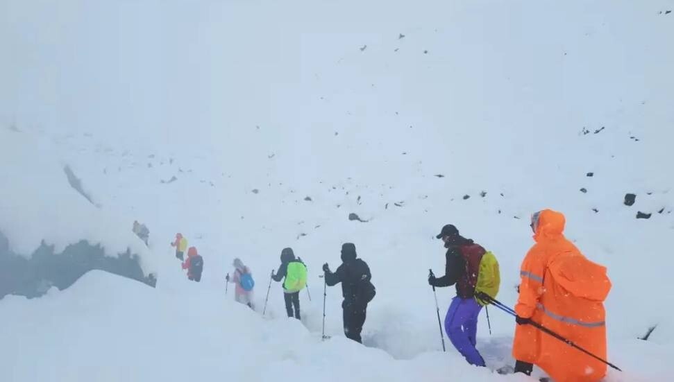 Nearly 1,000 Trapped on Tibetan Side of Mount Everest by Blizzard