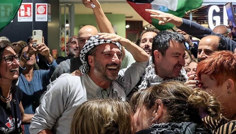 Küresel Sumud Filosu'nda İsrail tarafından alıkonulan 7 İtalyan aktivist daha Roma'ya döndü