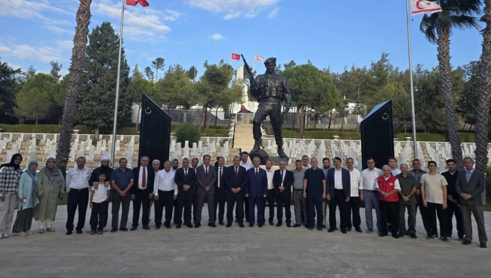 Moral ve beraberindeki heyet, Küçük ve Denktaş’ın anıt mezarı ile Boğaz Şehitliği’ni ziyaret etti