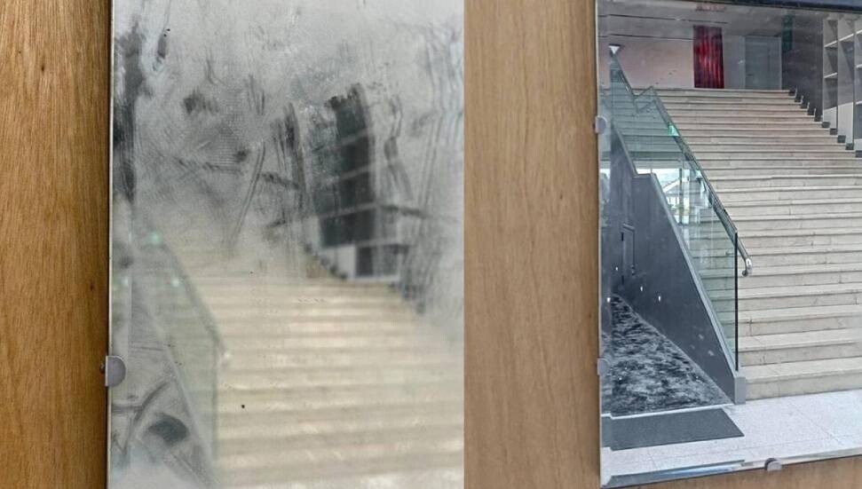 Tayvan’da temizlik görevlisi sanat eserini “kirli ayna” sanıp sildi