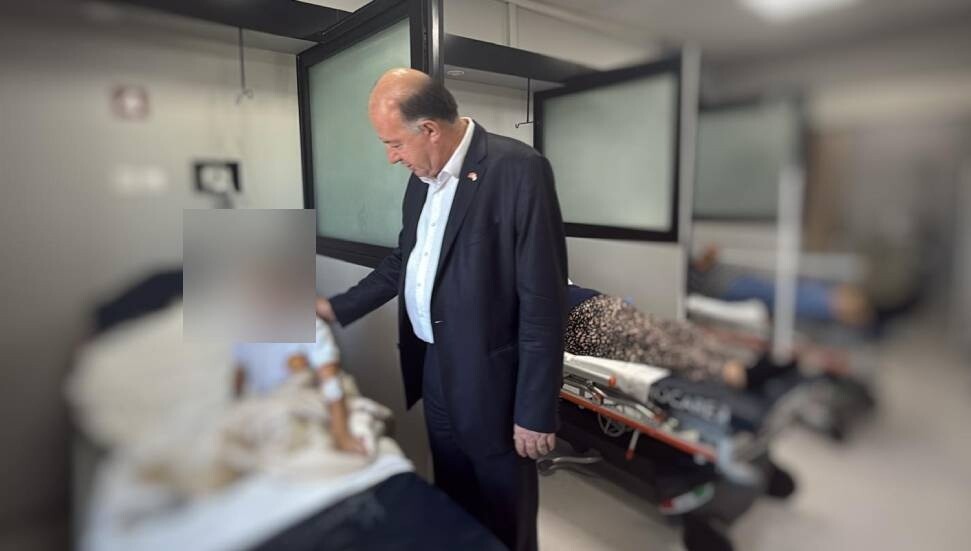 İskele’deki trafik kazasının ardından Dinçyürek, yaralanan çocukları hastanede ziyaret etti