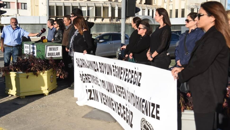 KTOEÖS, Başbakanlık ışıklarında eylem yaptı: Eğitimi gömdüler ancak biz mücadelemize edeceğiz