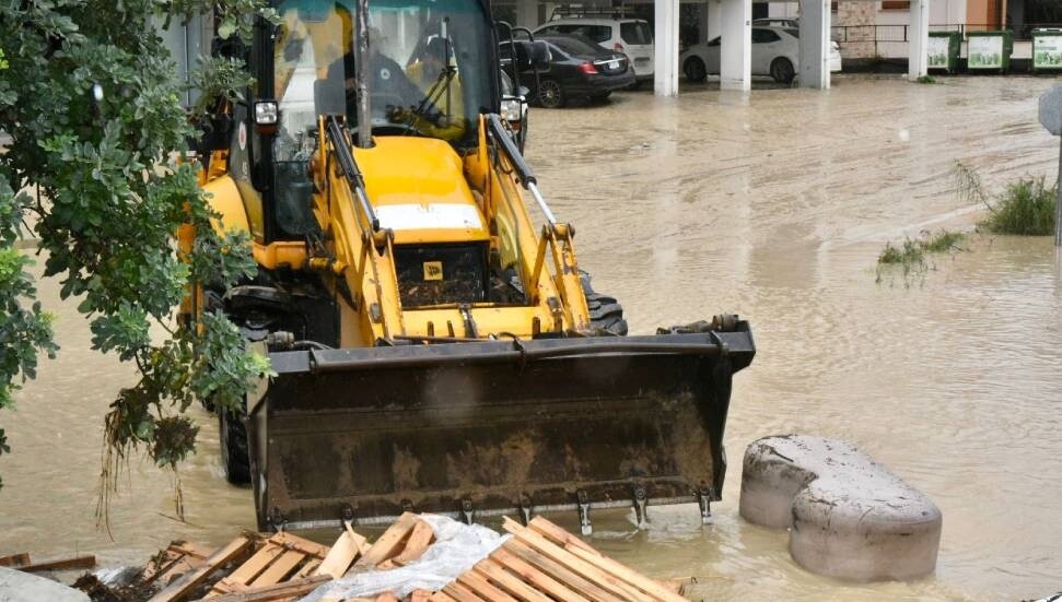 Sağanak yağış sonrası polis ve itfaiye ekipleri müdahalelerini sürdürüyor