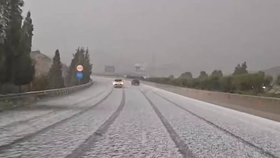 Güney Kıbrıs’ta şiddetli yağış ve dolu etkili oldu