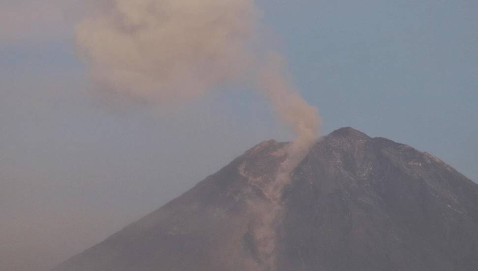 Endonezya'daki Semeru Yanardağı 6 kez patladı