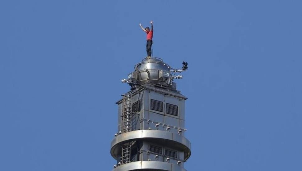 ABD'li tırmanıcı Alex Honnold, "Taipei 101" gökdeleninin tepesine ipsiz çıktı