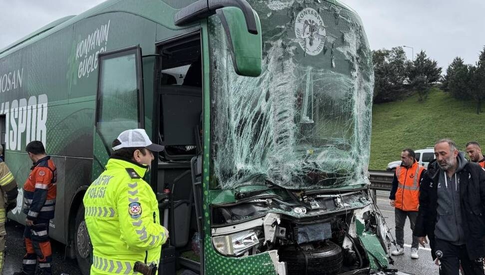 Konyaspor otobüsü İstanbul'da kaza yaptı: Otobüs şoförü ve 2 futbolcu yaralandı