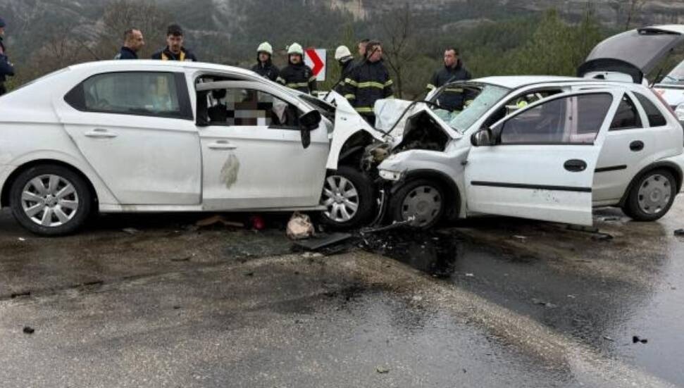 Burdur'da otomobiller kafa kafaya çarpıştı: Ölü ve yaralılar var