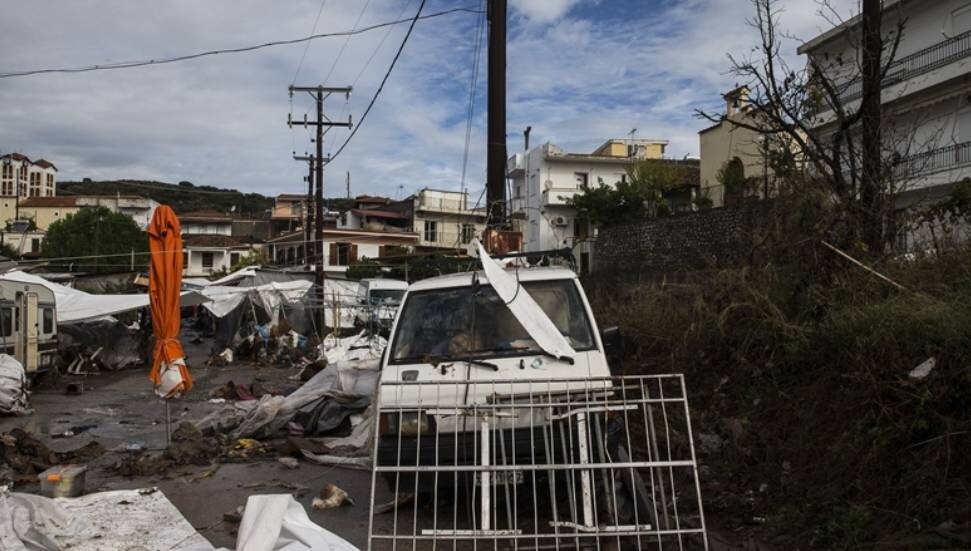 Yunanistan’da fırtına ve dolu yaşamı olumsuz etkiledi, ev ve iş yerleri zarar gördü